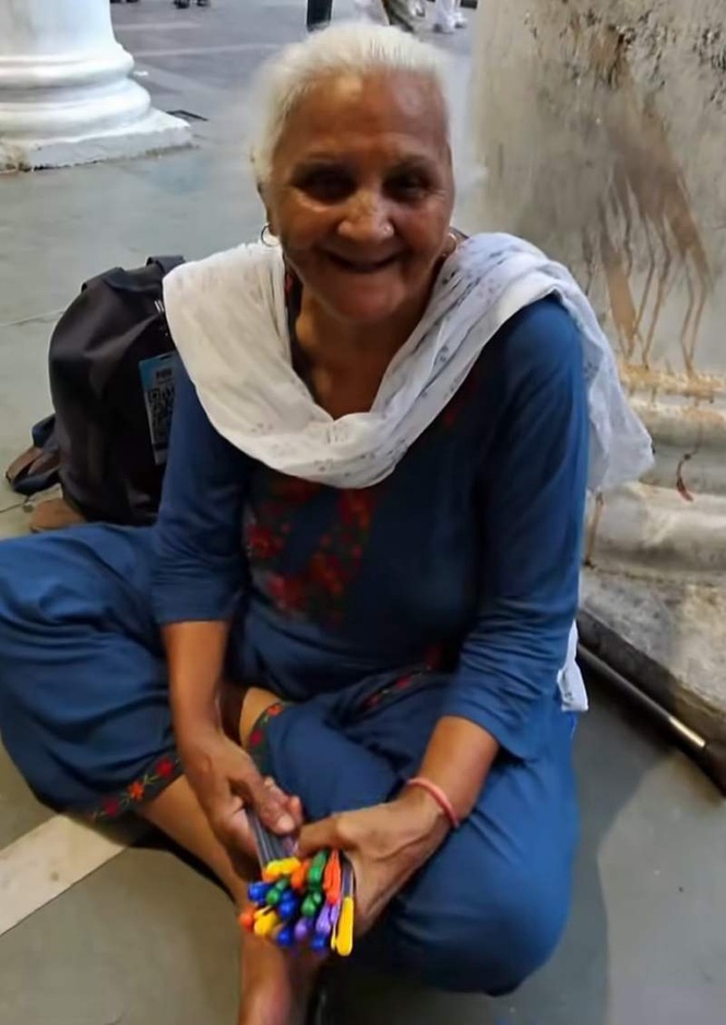 Image from: US influencer’s generosity to elderly woman selling pens on Delhi street melts internet