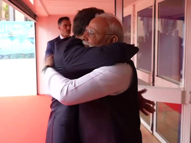 Image from: French President greets PM Modi with warm hug ahead of Bharat Innovates inauguration