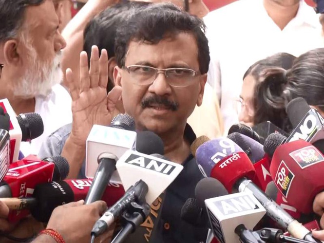 Image from: All 9 MPs present in Sena (UBT) chief Uddhav Thackeray's "routine meeting": Sanjay Raut dismisses buzz over 'Op Tiger'