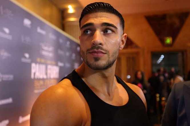 Image from: Crowd erupts as Tommy Fury nicks past Eddie Hall in wild misfits showdown