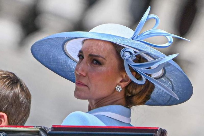 Image from: Catherine's icy glare at anti-monarchy protesters who booed her, George, Charlotte and Louis
