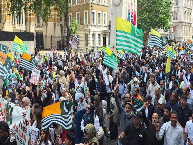 Image from: Thousands of British Kashmiris protest outside UK Parliament over crackdown in PoJK by Pakistani forces