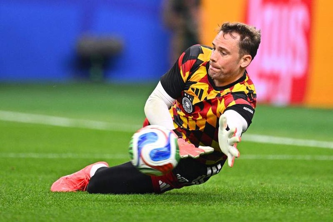 Image from: Returning Neuer equals goalkeeper appearance record at World Cup