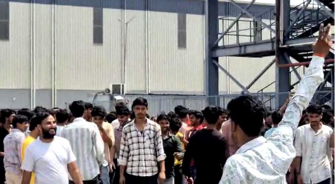 Image from: Flipkart warehouse staff go on strike over wage, contract disputes