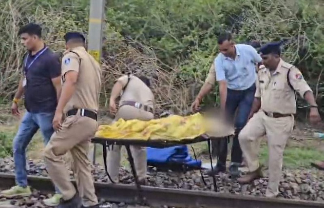 Image from: Four jump off train after fire rumour, crushed to death by another in MP