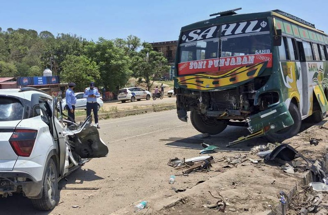 Image from: Three Haryana men killed in car-bus collision near Jammu