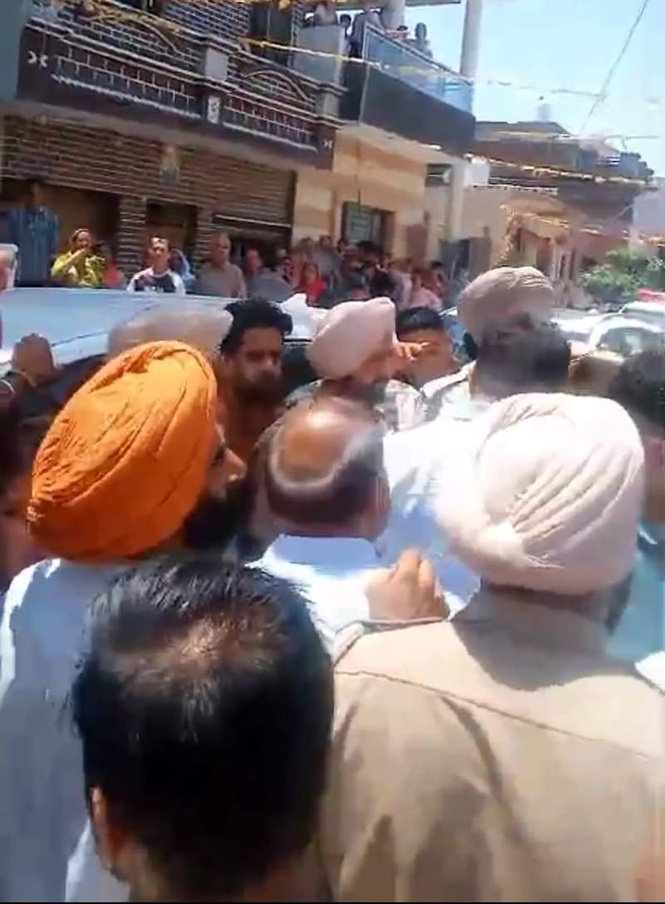 Image from: Angry residents surround AAP leader over ration kit distribution