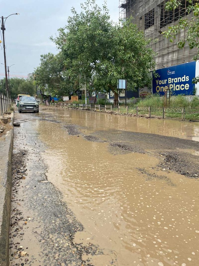 Image from: Model Town Extension sinks deeper in mess as rain piles up woes for locals