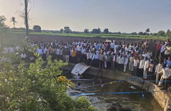 Image from: 8 killed as pick-up vehicle falls into well in Maharashtra