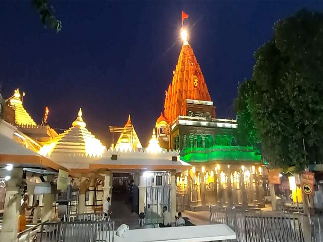 Image from: Mahakaleshwar Temple witnesses massive rush of devotees on Somvati Amavasya