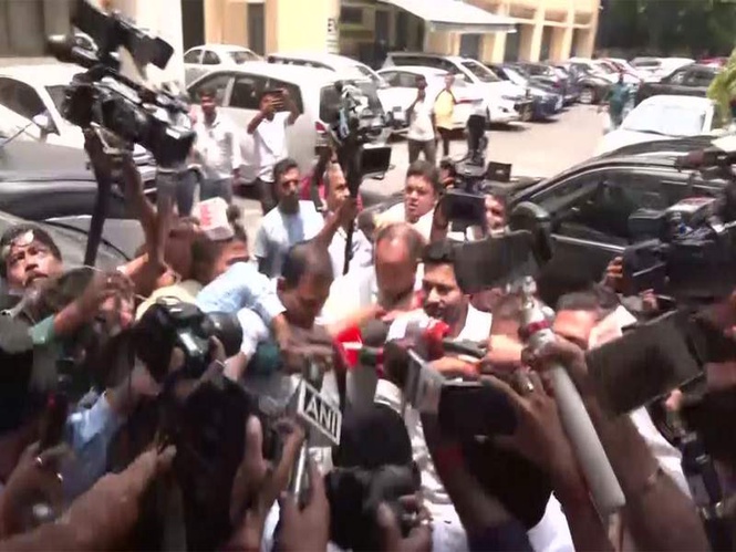 Image from: TMC MP Abhishek Banerjee reaches ED office for questioning in alleged teachers recruitment scam probe