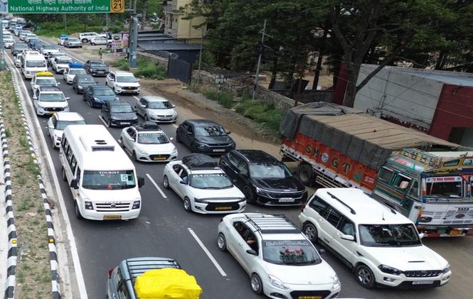 Image from: Himachal weekend rush: Travellers stuck for hours slam tourist fees in ’absence’ of traffic management