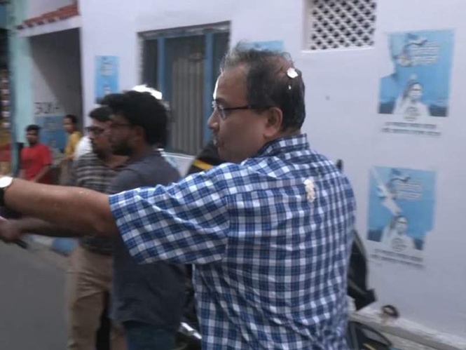 Image from: Egg thrown at Kunal Ghosh outside Mamata Banerjee's residence in Kolkata; he alleges police inaction, BJP link