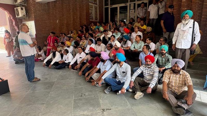 Image from: Amritsar teachers protest over Census fatigue as fake Rs 62.5K survey job ad goes viral