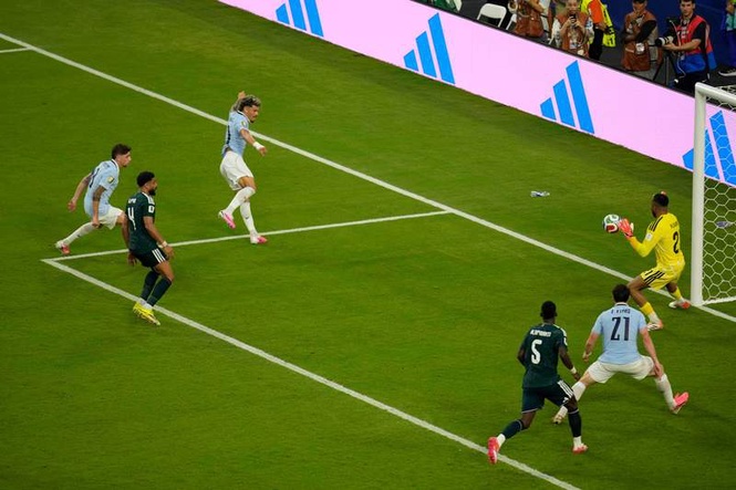 Image from: Uruguay score late goal to rescue 1-1 draw with Saudi Arabia