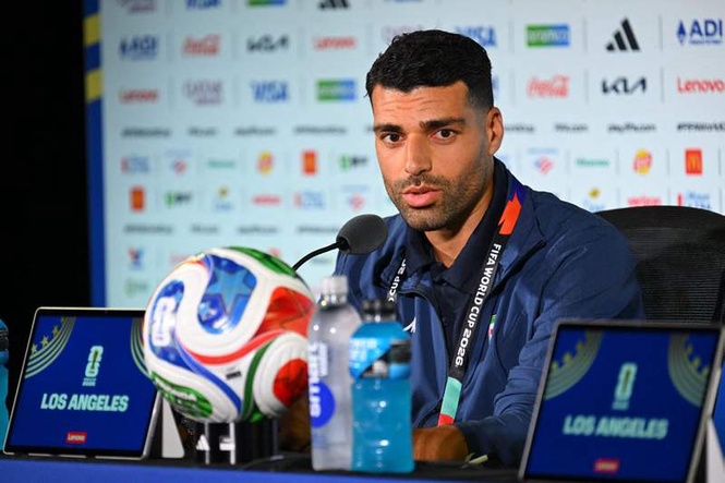 Image from: Iran star Mehdi Taremi snaps after no football questions at World Cup press conference