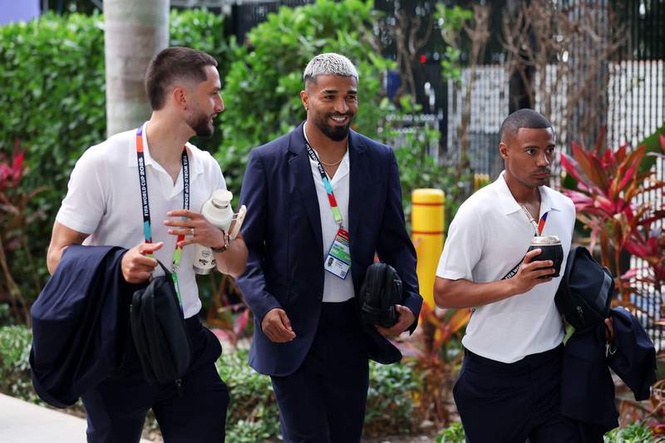 Image from: Uruguay players face unusual sniffer dog checks at World Cup before Saudi Arabia clash
