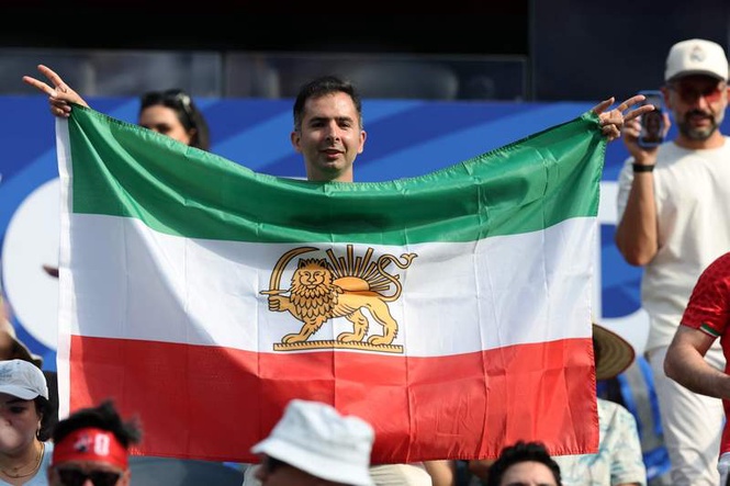 Image from: Iran football fans creatively sidestep FIFA’s ban on pre-revolutionary flag at World Cup