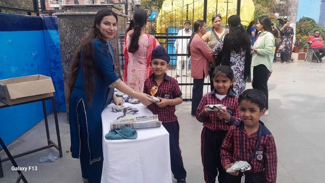 Image from: AKSIPS-41 Smart School, Chandigarh, organises amla distribution drive