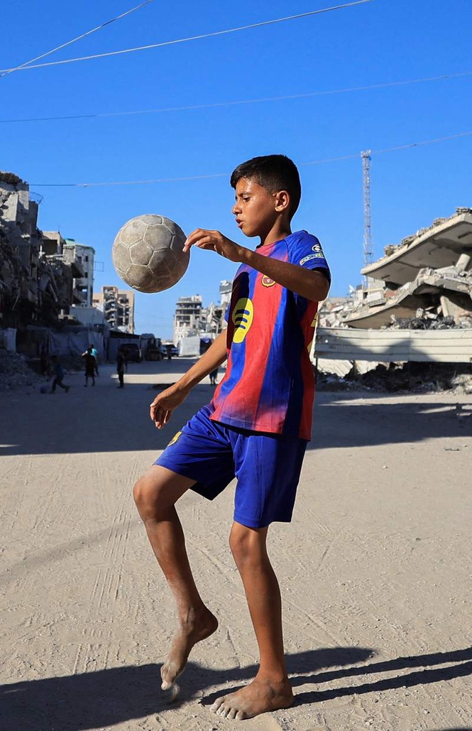 Image from: Gazans displaced by war watch World Cup from the ruins