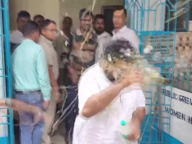 Image from: Trinamool youth leader Soumitra Banerjee attacked with eggs while being taken to court