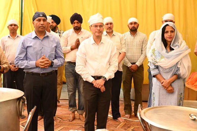 Image from: Punjab Police organise ‘Chhabeel’ on Guru Arjan Dev martyrdom day