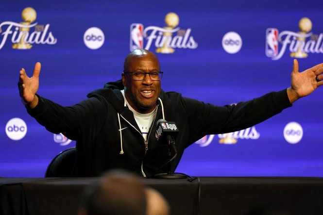 Image from: Mike Brown names the one Knicks player that ‘had his back’ with ‘dogs out’ chant in title ceremony