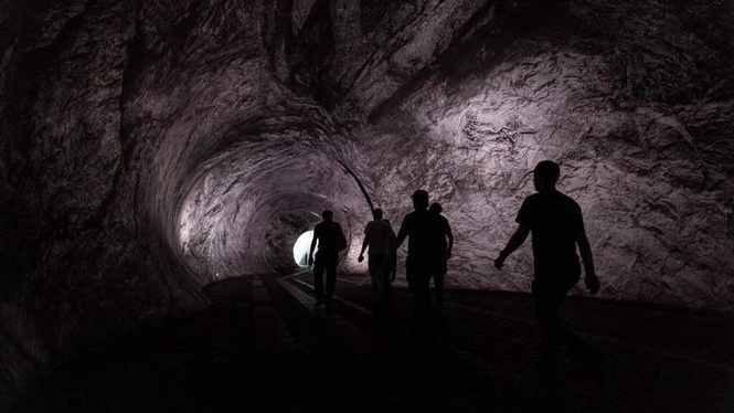 Image from: Pont Neuf 'Cavern' installation over the Seine finally opens after damage