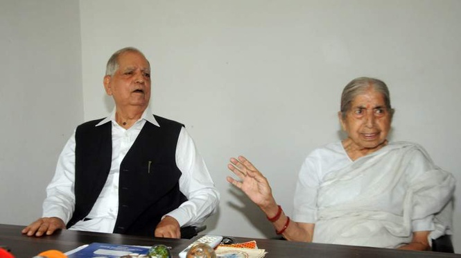 Image from: Once arch-rivals, Laxmi Kanta Chawla & Prof Darbari Lal on same page now