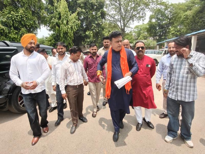 Image from: Sena files complaint against singer for ’hurting sentiments’