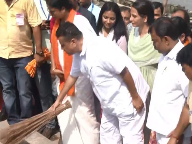 Image from: West Bengal CM Adhikari participates in "Swachhata Se Swagat" in Kolkata ahead of PM Modi's proposed visit