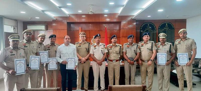 Image from: Haryana: 28 policemen feted for rescuing kidnapped boy within 11 hours