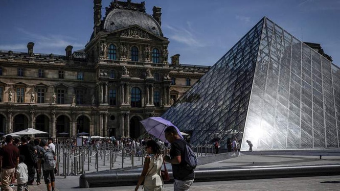 Image from: France's Louvre museum 'running out of steam', new director says