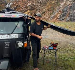 Image from: ’Tuk Tuk camping’: Video shows man cooking Maggi under auto-rickshaw shelter