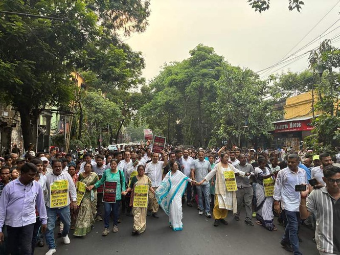 Image from: Mamata Banerjee joins hawkers protest against demolition drive in Kolkata
