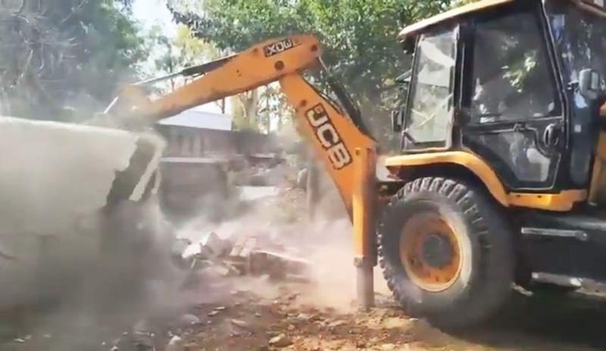 Image from: JDA demolishes 30 illegal structures near Jammu railway station