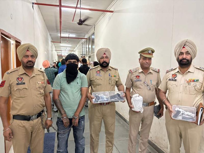 Image from: Police nab four criminals, seize 10 Pak-made pistols