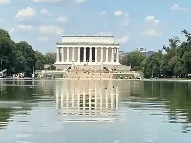 Image from: Lincoln Memorial Reflecting Pool swamped by algae after USD 14 million renovation, locals say "not the best use of taxpayer money