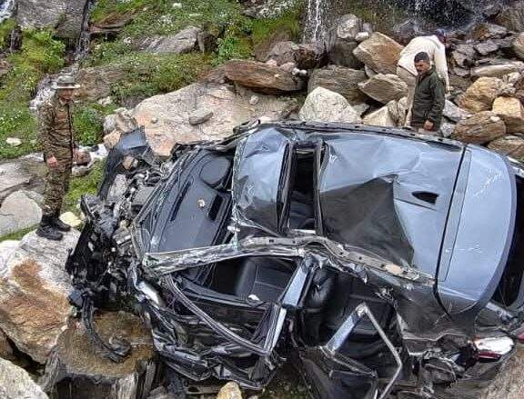 Image from: Mother and 11-month-old son from Gurugram killed as car plunges into gorge in Lahaul-Spiti