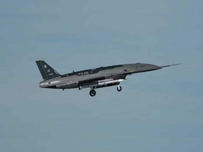 Image from: USAF awards production contracts for semi-autonomous collaborative combat aircraft, plans fleet of 1,000