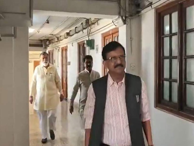Image from: "Nahi aayenge wo beimaan-gaddar": Sanjay Raut as Shiv Sena (UBT) MPs meeting begins in Delhi
