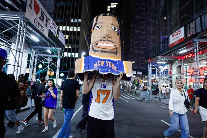 Image from: New York Knicks fans host Jalen Brunson lookalike contest, superstar FaceTimes winner
