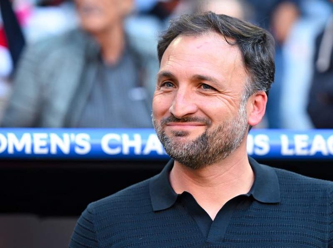 Image from: Bayern women extend deal with coach Barcala until 2028