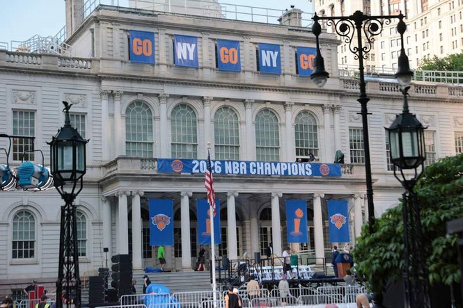 Image from: New York government make mistake with Knicks jerseys hung at City Hall for championship parade