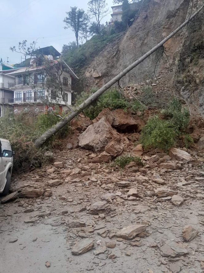 Image from: Landslide hits Dhalli-Sanjauli bypass in Shimla; traffic diverted
