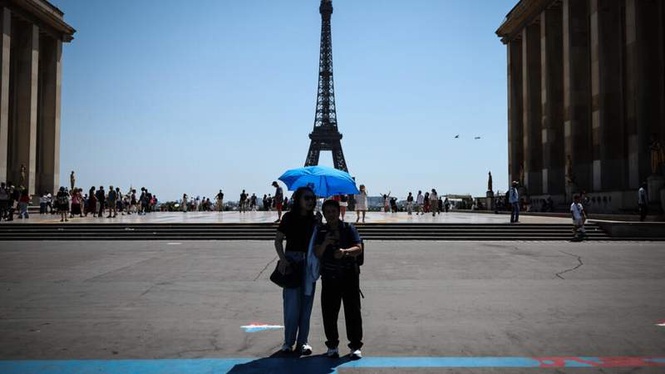 Image from: Man dies, trains and classes disrupted as heatwave hits France