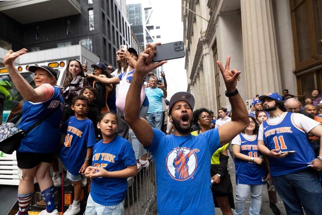 Image from: ‘Let us in!’ – Why thousands of Knicks fans have been turned away from NBA Championship parade