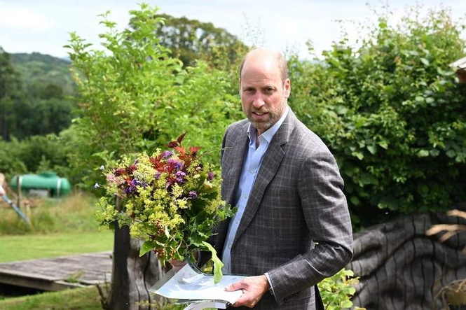 Image from: William meets pig called 'Ginger Spice' and taste-tests strawberries in Devon