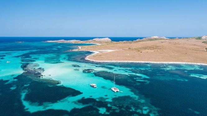 Image from: In Italy, this secret island in the heart of the Mediterranean, with its coves and turquoise waters, is a true paradise on Earth