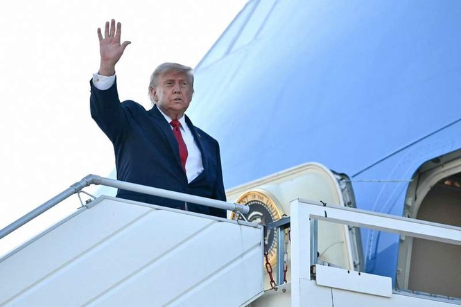 Image from: White House staff share emotional tributes as Donald Trump's Air Force One completes 'final flight'